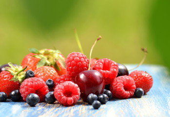 mieszanka miękkich owoców na stole w ogrodzie © Darios