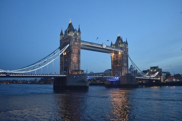 Fototapeta na wymiar Tower Bridge de Londres