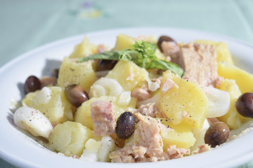 salad patatoes and tuna