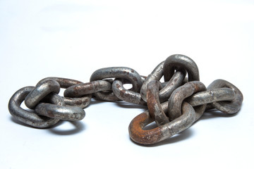 Obraz premium Old steel chain is isolate on white background