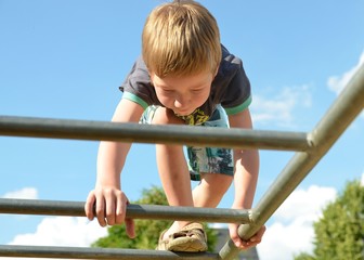 Kindheit - Junge klettert