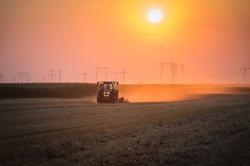 Obraz premium tractor plowing