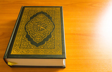 Fototapeta premium quran on the wooden table