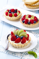 Delicious tartlets with fruit and cream mascaropne