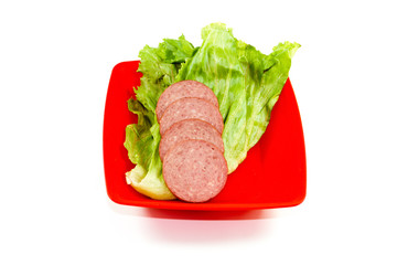 Frischer Eisberg Salat mit Salami