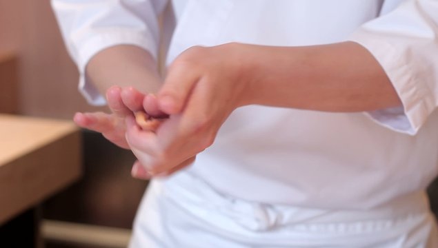寿司を握る