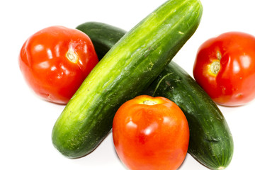 Frische Rote Tomaten und Grüne Gurken