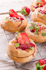 Almond cakes with vanilla and strawberries