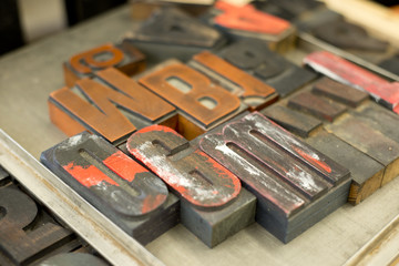 Nahaufnahme Holzbuchstaben