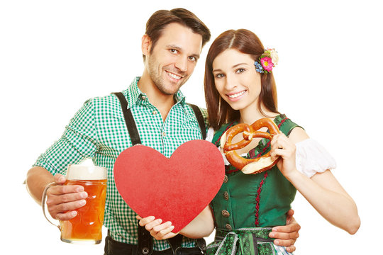 Paar mit Herz und Bier beim Oktoberfest