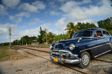 Obraz na płótnie Canvas old car on street in Havana Cuba
