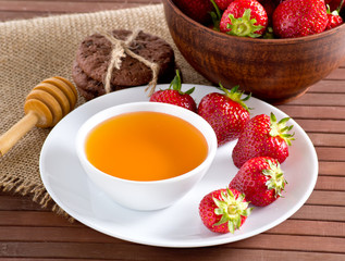Strawberries, honey and cookies