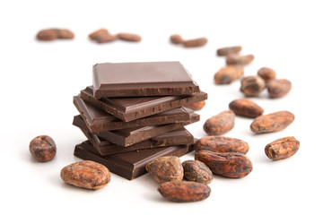 Schokoladenstückchen und Kakaobohnen - obrazy, fototapety, plakaty