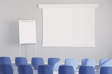 Leere weiße Leinwand in Seminarraum