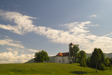 Kościół na wzgórzu w Alpach Słoweńskich