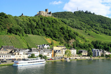 Fototapeta na wymiar Castle and fortresses along the Mosel revier