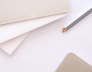 Stifte auf hellem Hintergrund