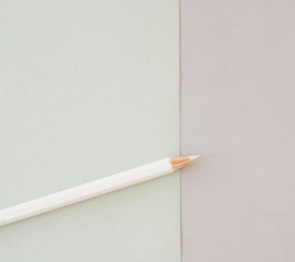 weißer Stift auf grauem Hintergrund