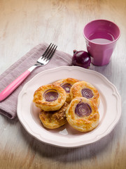 canapes with red onion