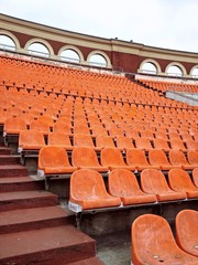 Fototapeta premium siedzenia na stadionie z wyblakłymi krzesłami