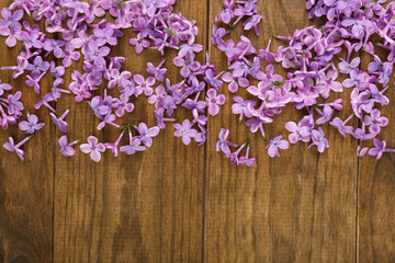 Obraz na płótnie Canvas Lilac flowers on wooden background close up