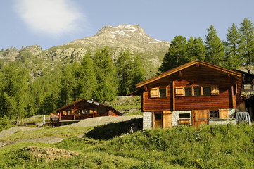 Fototapeta na wymiar cottage in the mountains