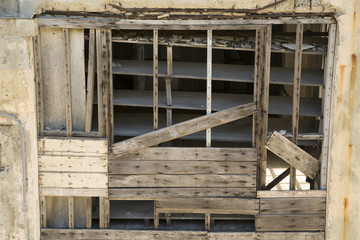 Obraz premium old rundown warehouse wall built of wood and cement