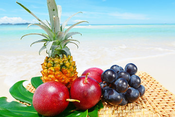 美しい海と果物