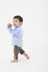 元気に歩く男の子