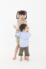 仲良く遊ぶ男の子と女の子