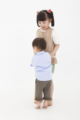 仲良く遊ぶ男の子と女の子