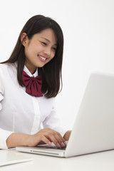 パソコンにむかう高校生