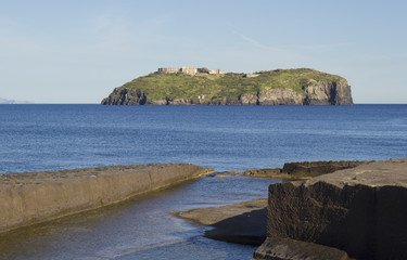 Obraz premium santo stefano view from ventotene and rocks