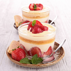 strawberry tiramisu