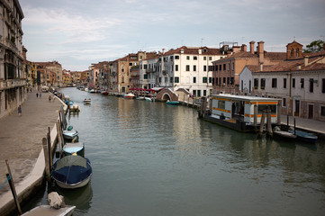 Fototapeta na wymiar The streets of Venice before the night.
