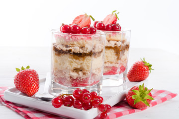 Strawberry - currant crumble Dessertt