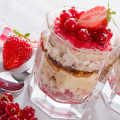 Strawberry - currant crumble Dessertt