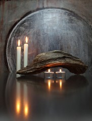 Stilleben mit Kerzen und Wurzelholz