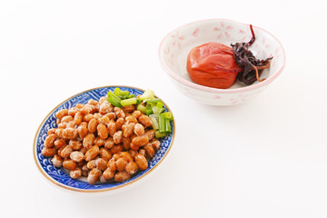 おいしそうな納豆と梅干