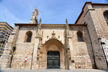 Fototapeta na wymiar fachada de piedra de la iglesia de San Lesmes en Burgos