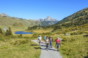 Senioren beim Bergwandern in der Arlberg-Region