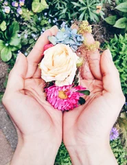 Zelfklevend Fotobehang Hände halten Blumen © Robert Kneschke