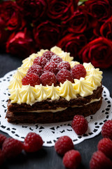 Schokoladentorte mit Vanillecreme und Himbeeren