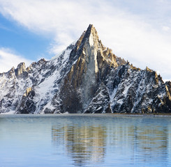Fototapeta na wymiar Gipfel mit Spiegelung im Bergsee