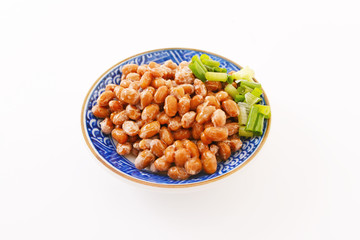 小皿に入れた納豆