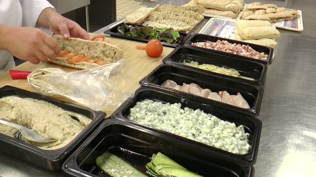 pr&eacute;paration d'un sandwich