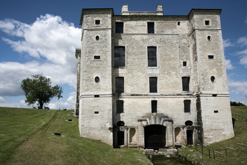 Château de Maulnes : façade et nymphée