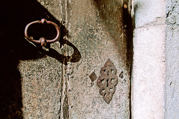 LE BEAUSSET ( 83 Var ), Porte ancienne au heurtoir patiné