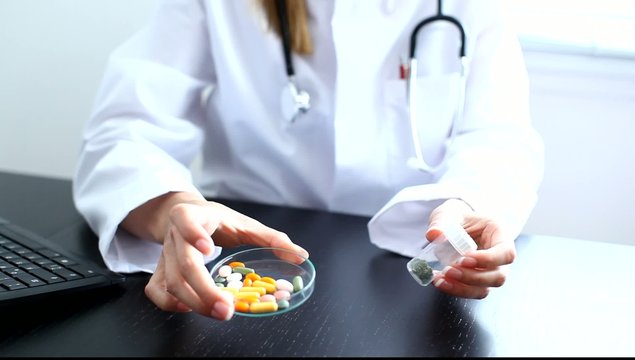 &Auml;rztin zeigt Pillen