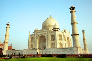 Fototapeta premium taj, mahal, india, white, world, indian, islam, asia, mausoleum, unesco, shrine, tower, tomb, arch, travel, wonder, legacy, marble, culture, south, symbol, agra, night, palace, dome, building, mumtaz,